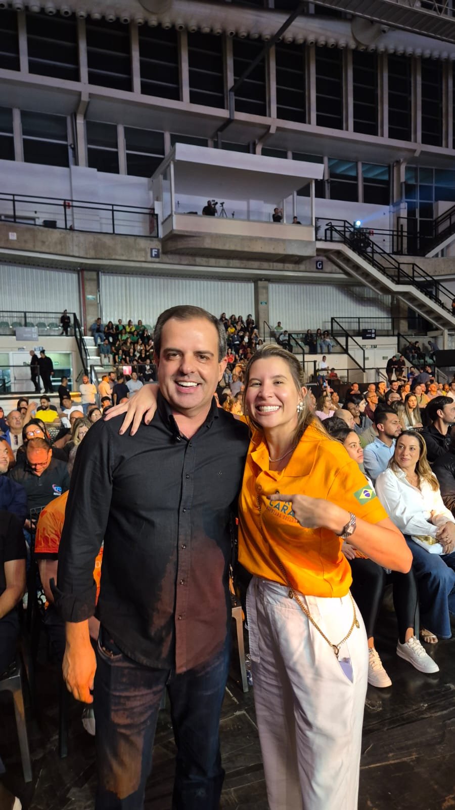 Juninho Los Hermanos e Carol Caram em vistoria técnica